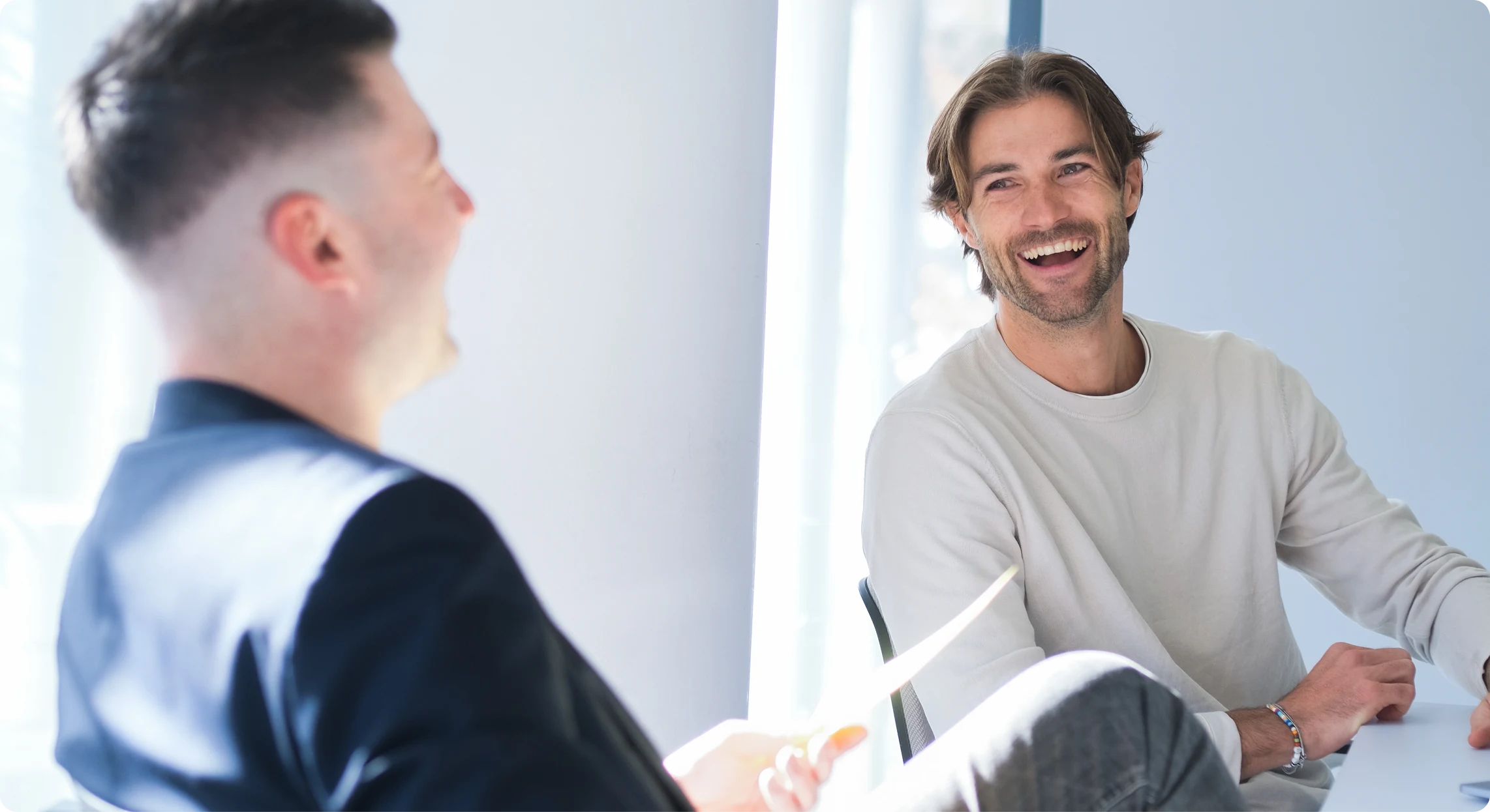 Declarium Team bei der Zusammenarbeit im Büro